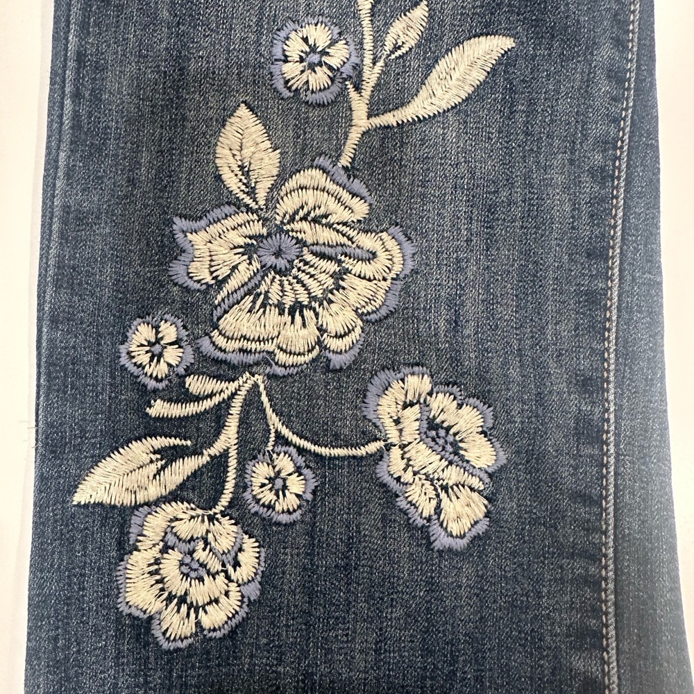 Simply Vera Vera Wang Blue Floral Embroidered Cropped Jeans - Picture 5 of 9